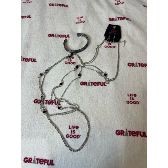 NWT Paparazzi Silver and Black Stacked necklace and bracelet set - Picture 3 of 4